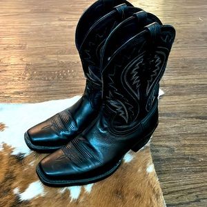 Black Ariat Cowboy Boots. Barely warn. Great Condition! 10 D